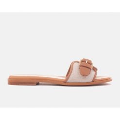 Marco Shoes Klapki Fibbia beżowy. Brązowe klapki damskie bez wzorów, ze skóry, casualowe, bez obcasa, bez zapięcia. Za 359.00 zł.
