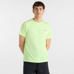 Koszulka męska New Balance MT41222AFG – zielona. Zielone koszulki sportowe męskie New Balance, m, bez wzorów, z materiału, bez ramiączek, na fitness i siłownię. Za 149.99 zł.