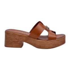 Zazoo 40412 Skórzane Eleganckie Klapki Damskie Ze Złotą Ozdobą Brązowe. Brązowe klapki damskie na lato, z aplikacjami, ze skóry, eleganckie, bez obcasa, bez zapięcia. Za 357.10 zł.