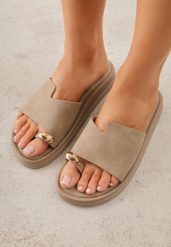 Ciemnobeżowe Klapki Typu Japonki z Metaliczną Ozdobą Samrina. Brązowe klapki damskie Born2be, na lato, z aplikacjami, z jeansu, bez obcasa, na płaskiej podeszwie, bez zapięcia. Za 79.99 zł.