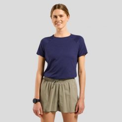 Koszulka damska Odlo ESSENTIAL 365 T-shirt. Niebieskie bluzki damskie ODLO, bez wzorów, sportowe, bez kołnierzyka, bez ramiączek. Za 219.99 zł.