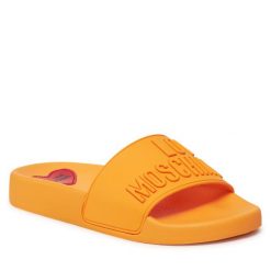 Klapki LOVE MOSCHINO. Brązowe klapki damskie Love Moschino, bez wzorów, bez obcasa, bez zapięcia. Za 439.99 zł.