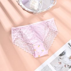 Figi z koronką klasyczny krój dla codziennej elegancji Erike. Czarne majtki damskie Intica, z koronki. W wyprzedaży za 69.00 zł.