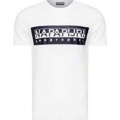 T-shirt NAPAPIJRI SELE. Białe t-shirty męskie Napapijri, bez wzorów, z bawełny, bez kołnierzyka, bez ramiączek. W wyprzedaży za 90.00 zł.
