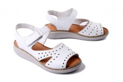 ARTIKER RELAKS 56C2509 biały, sandały damskie. Białe sandały damskie Artiker Relaks, bez wzorów, bez obcasa, na koturnie, bez zapięcia. Za 167.93 zł.