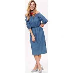 ROZKLOSZOWANA SUKIENKA Z ODKRYTYMI RAMIONAMI. Sukienki damskie TOP SECRET, na lato, bez wzorów, z lyocellu, eleganckie, bez kołnierzyka, bez ramiączek, rozkloszowane. W wyprzedaży za 59.99 zł.