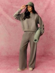 4F Spodnie dresowe z szerokimi nogawkami damskie - szare XS. Szare spodnie dresowe damskie 4F, bez wzorów, z dresówki. Za 149.99 zł.