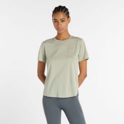 Koszulka damska New Balance WT41253GSH – zielona. Zielone bluzki damskie New Balance, m, bez wzorów, z materiału, sportowe, bez kołnierzyka, bez ramiączek. Za 199.99 zł.
