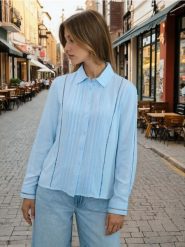 Wiskozowa koszula regular fit z ażurowymi wstawkami - błękitny. Niebieskie koszule damskie Sinsay, l, w ażurowe wzory, z wiskozy, bez kołnierzyka, bez ramiączek. Za 49.99 zł.