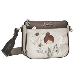 Torebka damska Anekke, listonoszka z dekoracyjnym nadrukiem i metalowym logo zapinana na suwak wyposażona w regulowany pasek oraz ozdobną zawieszkę,. Brązowe listonoszki damskie Anekke, bez wzorów, na ramię, z nadrukiem, bez dodatków. Za 339.00 zł.