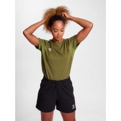 Koszulka damska Hummel Travel. Zielone bluzki damskie Hummel, bez wzorów, sportowe, bez kołnierzyka, bez ramiączek. Za 127.50 zł.