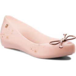Baleriny MELISSA - Ultragirl Elements Ad 32390 Light Pink 01822. Czerwone balerinki damskie Melissa, bez wzorów, z tworzywa sztucznego, klasyczne, bez obcasa, na płaskiej podeszwie, bez zapięcia. W wyprzedaży za 169.00 zł.