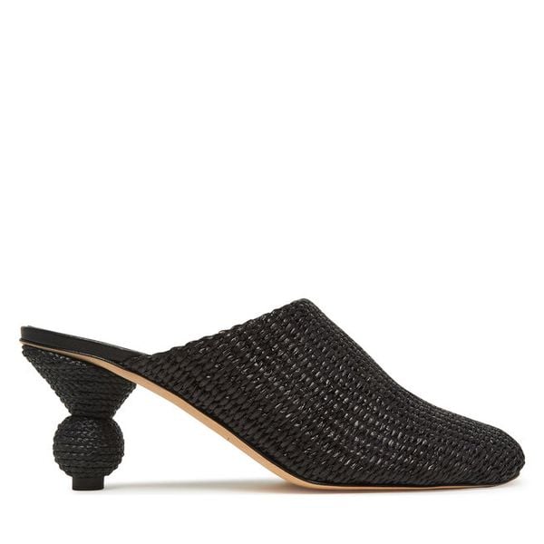 Klapki Weekend Max Mara. Czarne klapki damskie Weekend Max Mara, bez wzorów, bez obcasa, bez zapięcia. Za 1,229.00 zł.