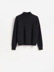 Sweter z obniżoną linią ramion - czarny. Czarne swetry nierozpinane damskie Reserved, l, bez wzorów, z dzianiny, bez kołnierzyka, bez ramiączek. Za 119.99 zł.