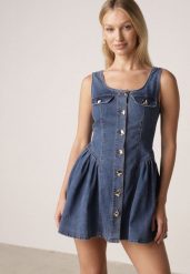 Niebieska Jeansowa Sukienka z Bawełny o Rozkloszowanym Kroju z Guzikami Nikesilea. Niebieskie sukienki damskie Born2be, na spotkanie biznesowe, l, bez wzorów, z bawełny, eleganckie, bez kołnierzyka, bez ramiączek, mini, gorsetowe. Za 179.99 zł.