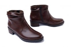 RIEKER Y0551-25 brown, botki damskie. Brązowe botki damskie Rieker, na zimę, bez wzorów, bez obcasa, na obcasie, bez zapięcia. Za 349.90 zł.