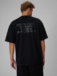 4F Regular Size: T-shirt loose z nadrukiem 4F | Tomasz Fornal - czarny L. Czarne t-shirty męskie 4F, l, z aplikacjami, z bawełny, bez kołnierzyka, bez ramiączek. Za 99.99 zł.