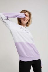 Bluza z nadrukiem lawendowa. Fioletowe bluzy damskie MOODO, l, bez wzorów, z bawełny, bez ramiączek, bez kaptura. W wyprzedaży za 54.99 zł.