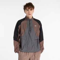 Kurtka męska New Balance MO53206EAS – brązowa. Brązowe kurtki sportowe męskie New Balance, l, bez wzorów, z materiału, bez kaptura. Za 559.99 zł.