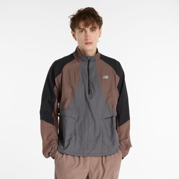 Kurtka męska New Balance MO53206EAS – brązowa. Brązowe kurtki sportowe męskie New Balance, l, bez wzorów, z materiału, bez kaptura. Za 559.99 zł.