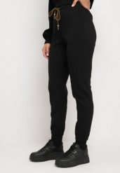 Czarne Spodnie Dresowe Ściągane Troczkiem Zakończone Gumkami Tirinea. Czarne spodnie dresowe damskie Born2be, bez wzorów, z dresówki, eleganckie. Za 39.99 zł.
