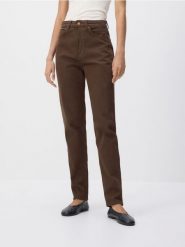Jeansy mom fit slim z dłuższą nogawką - brązowy. Brązowe jeansy damskie Reserved, bez wzorów, z bawełny. W wyprzedaży za 45.99 zł.