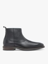 Czarne botki ze skóry licowej. Czarne botki męskie Ryłko, bez wzorów, ze skóry, eleganckie, przed kolano, bez obcasa, bez zapięcia. Za 599.99 zł.