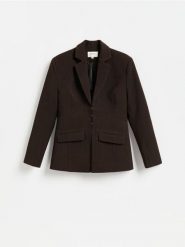 Taliowana marynarka - ciemnobrązowy. Brązowe marynarki i żakiety damskie Reserved, bez wzorów, z tkaniny, bez kołnierzyka, bez ramiączek. Za 299.99 zł.
