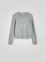 Sweter z aplikacjami - jasnoszary. Szare swetry nierozpinane damskie Reserved, l, z aplikacjami, z dzianiny, bez kołnierzyka, bez ramiączek. W wyprzedaży za 59.99 zł.