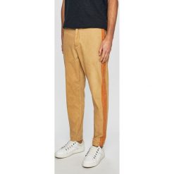 Scotch & Soda - Spodnie. Brązowe spodnie materiałowe męskie Scotch & Soda, bez wzorów, z bawełny. W wyprzedaży za 319.90 zł.