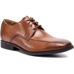 Półbuty CLARKS - Gilman Mode 261302807 Dark Tan Leather. Brązowe buty wizytowe męskie Clarks, bez wzorów, z materiału, bez obcasa, bez zapięcia. W wyprzedaży za 239.00 zł.