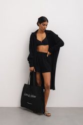 Koszula MAXI z plisowanej BAWEŁNY w kolorze TOTALLY BLACK -FUERTE-M/L. Czarne koszule damskie Marsala, l, bez wzorów, z bawełny, klasyczne, bez kołnierzyka, bez ramiączek. Za 429.90 zł.