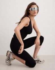 Damskie legginsy capri bezszwowe, wysoki stan, invisible scrunch Shape czarne. Czarne legginsy damskie Aim'n, bez wzorów, z dzianiny. Za 254.00 zł.