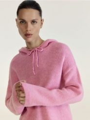 Sweter z kapturem z wełną - różowy. Czerwone swetry nierozpinane damskie Reserved, l, bez wzorów, z dzianiny, bez kołnierzyka, bez ramiączek. Za 179.99 zł.