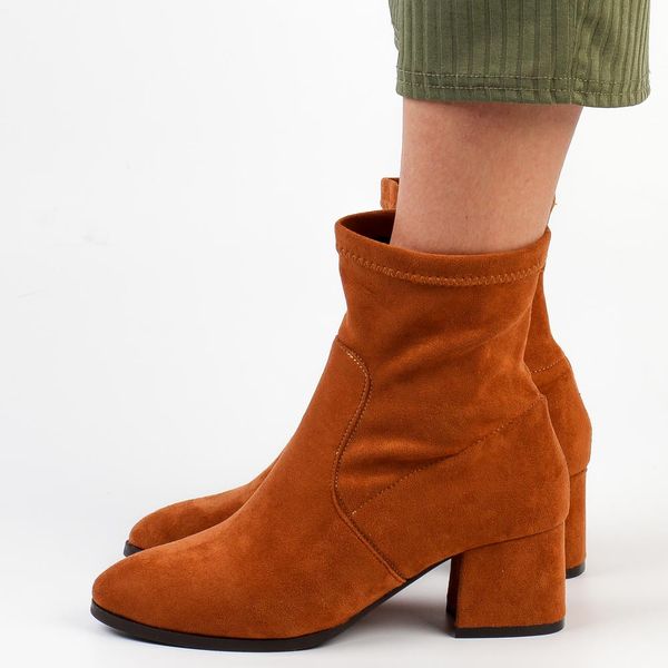 Camelowe zamszowe botki damskie Jezzi 1917-1. Brązowe botki damskie Jezzi, bez wzorów, z zamszu, bez obcasa, na obcasie, bez zapięcia. Za 209.00 zł.