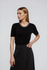 Sweter z ozdobnym dekoltem czarny. Czarne swetry nierozpinane damskie MOODO, l, bez wzorów, z poliamidu, bez kołnierzyka, bez ramiączek. Za 119.99 zł.