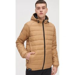Pikowana kurtka zimowa z kapturem - Beżowy. Brązowe kurtki męskie Cropp, na zimę, l, bez wzorów, z kapturem. Za 149.99 zł.