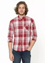LEE BUTTON DOWN MĘSKA KOSZULA MATERIAŁOWA KRATA BIKING RED L880VATD. Czerwone koszule męskie Lee, l, bez wzorów, z materiału, bez kołnierzyka, bez ramiączek. Za 129.99 zł.