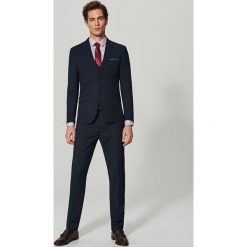 Spodnie garniturowe slim fit - Granatowy. Niebieskie eleganckie spodnie męskie Reserved, m, bez wzorów. Za 149.99 zł.