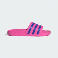 Klapki adilette Aqua. Czerwone klapki damskie Adidas, bez wzorów, sportowe, bez obcasa, bez zapięcia. Za 99.95 zł.