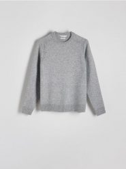 Sweter z dodatkiem wełny - szary. Szare swetry męskie Reserved, l, bez wzorów, z dzianiny, bez kołnierzyka, bez ramiączek. W wyprzedaży za 59.99 zł.
