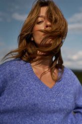 Sweter z dekoltem w serek niebieski. Niebieskie swetry nierozpinane damskie MOODO, l, bez wzorów, z poliesteru, bez kołnierzyka, bez ramiączek. Za 149.99 zł.