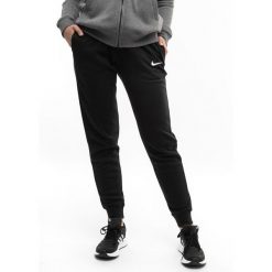 Spodnie sportowe damskie Nike Wmns Fleece Pants. Białe spodnie dresowe damskie Nike, bez wzorów, z dresówki, sportowe. Za 208.80 zł.