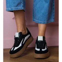 Czarne sneakersy trampki na grubej podeszwie. Czarne trampki i tenisówki damskie bez wzorów, z gumy, bez zapięcia. Za 135.07 zł.
