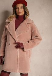 Różowy Dwurzędowy Płaszcz Futrzany o Długim Kroju Typu Teddy Malwika. Czerwone płaszcze damskie Renee, l, z aplikacjami, z dzianiny, eleganckie, bez kołnierzyka, bez kaptura. Za 159.99 zł.