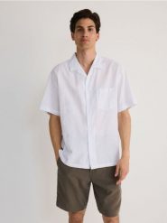 Koszula relaxed fit z lnem - biały. Białe koszule męskie Reserved, l, bez wzorów, z bawełny, bez kołnierzyka, bez ramiączek. W wyprzedaży za 69.99 zł.