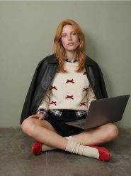 Dzianinowy sweter z ozdobnymi kokardkami - biały. Białe swetry nierozpinane damskie Sinsay, l, bez wzorów, z dzianiny, bez kołnierzyka, bez ramiączek. Za 49.99 zł.
