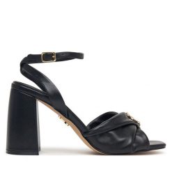 Sandały Steve Madden. Czarne sandały damskie Steve Madden, bez wzorów, bez obcasa, na słupku, bez zapięcia. Za 519.99 zł.