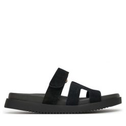 Klapki DeeZee. Czarne klapki damskie DeeZee, bez wzorów, bez obcasa, bez zapięcia. Za 159.99 zł.