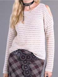 Sweter z odkrytymi ramionami - kremowy. Białe swetry nierozpinane damskie Sinsay, l, bez wzorów, bez kołnierzyka, bez ramiączek. W wyprzedaży za 25.99 zł.